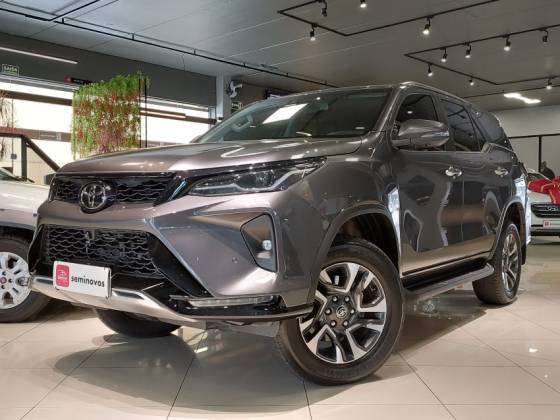 TOYOTA HILUX SW4 2.8 D-4D TURBO DIESEL SRX PLATINUM 4X4 AUTOMÁTICO TOYOTA HILUX SW4 2.8 D-4D TURBO DIESEL SRX PLATINUM 4X4 AUTOMÁTICO
